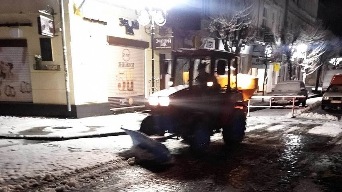 Як комунальники прибирають Коломию від снігу
