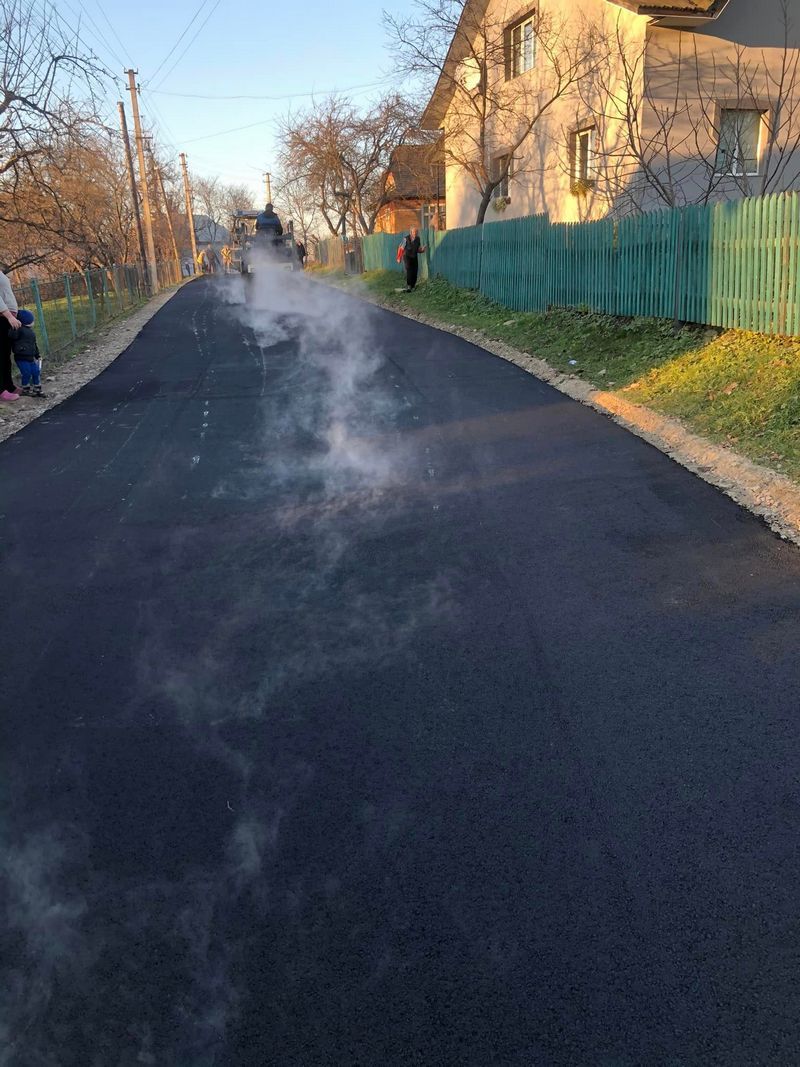 У селі на Делятинщині відремонтували дороги на трьох вулицях 1