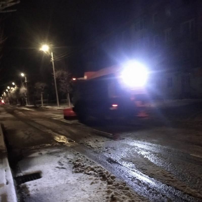 Як комунальники прибирають Коломию від снігу 1