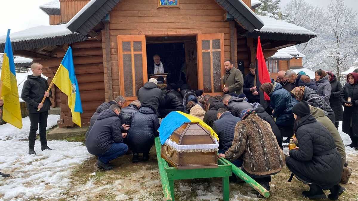 Верховинщина зустріла загиблого Героя Василя Гаврилюка 5