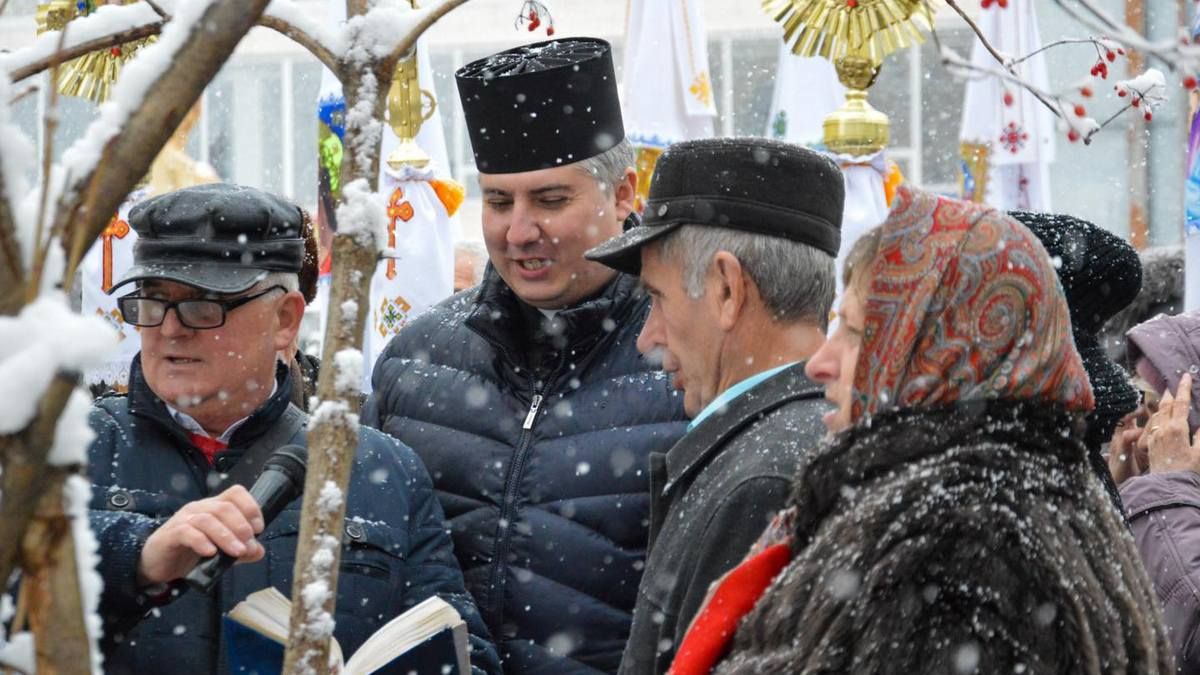 На подвір'ї храму Архистратига Михаїла освятили дерев'яні скульптури 2