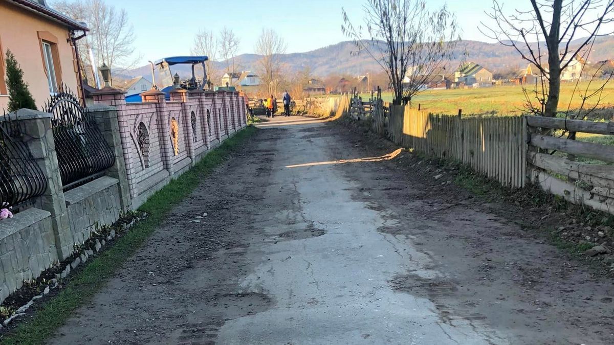 У селі на Делятинщині відремонтували дороги на трьох вулицях 13