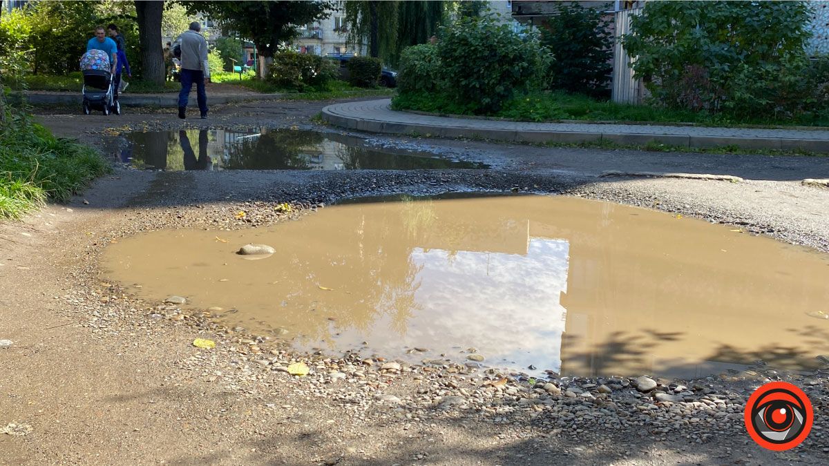 Не минайте: на прохання мешканців мер Коломиї пообіцяв зробити ремонт дороги і в їхньому дворику 1
