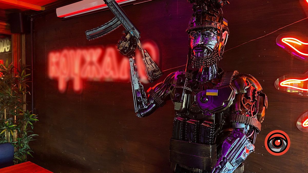 У Коломиї встановили скульптуру Любомиру Бордуну, виготовлену із уламків техніки ворога 1