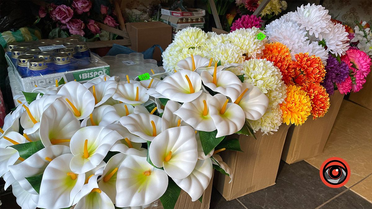 Яка у Коломиї ціна на свічки, лампадки, живі й штучні квіти для кладовищ 3