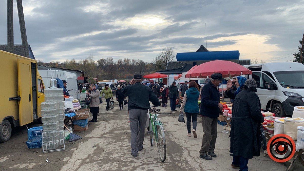 Норкова шєпка, кальоші та пиріжки з лівером | Що пропонують на базарі у Печеніжині 1