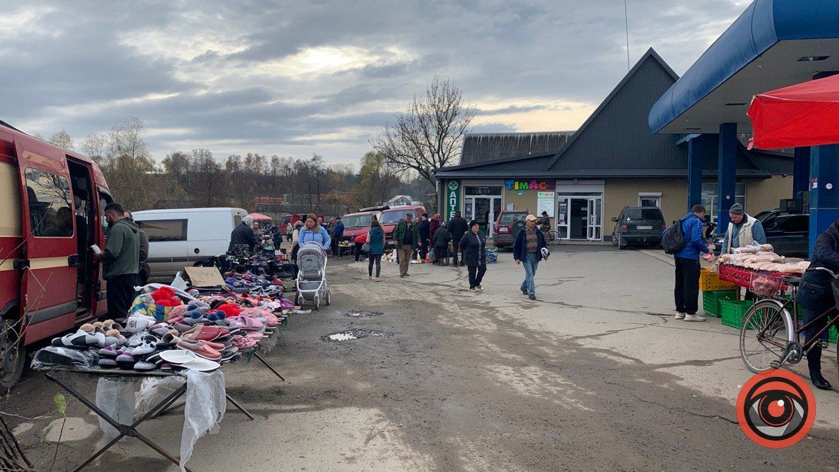 Норкова шєпка, кальоші та пиріжки з лівером | Що пропонують на базарі у Печеніжині 8