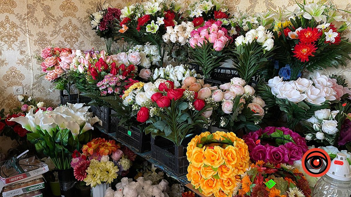 Яка у Коломиї ціна на свічки, лампадки, живі й штучні квіти для кладовищ 2