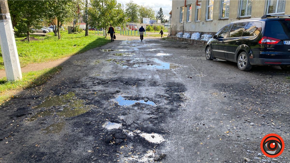 Біг з перепонами: майданчик біля школи № 8 в Коломиї потребує ремонту 6