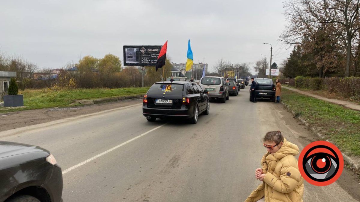 Коломияни навколішки зустріли загиблого Героя Андрія Сенюка 4