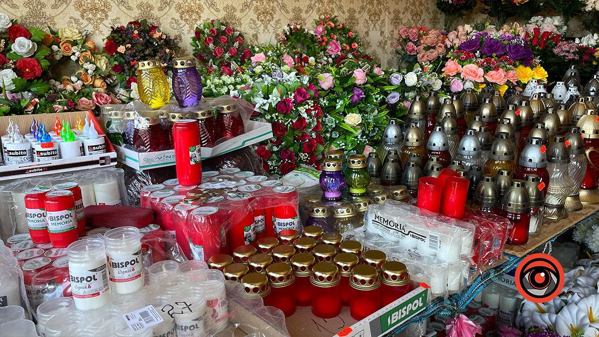 Яка у Коломиї ціна на свічки, лампадки, живі й штучні квіти для кладовищ 1