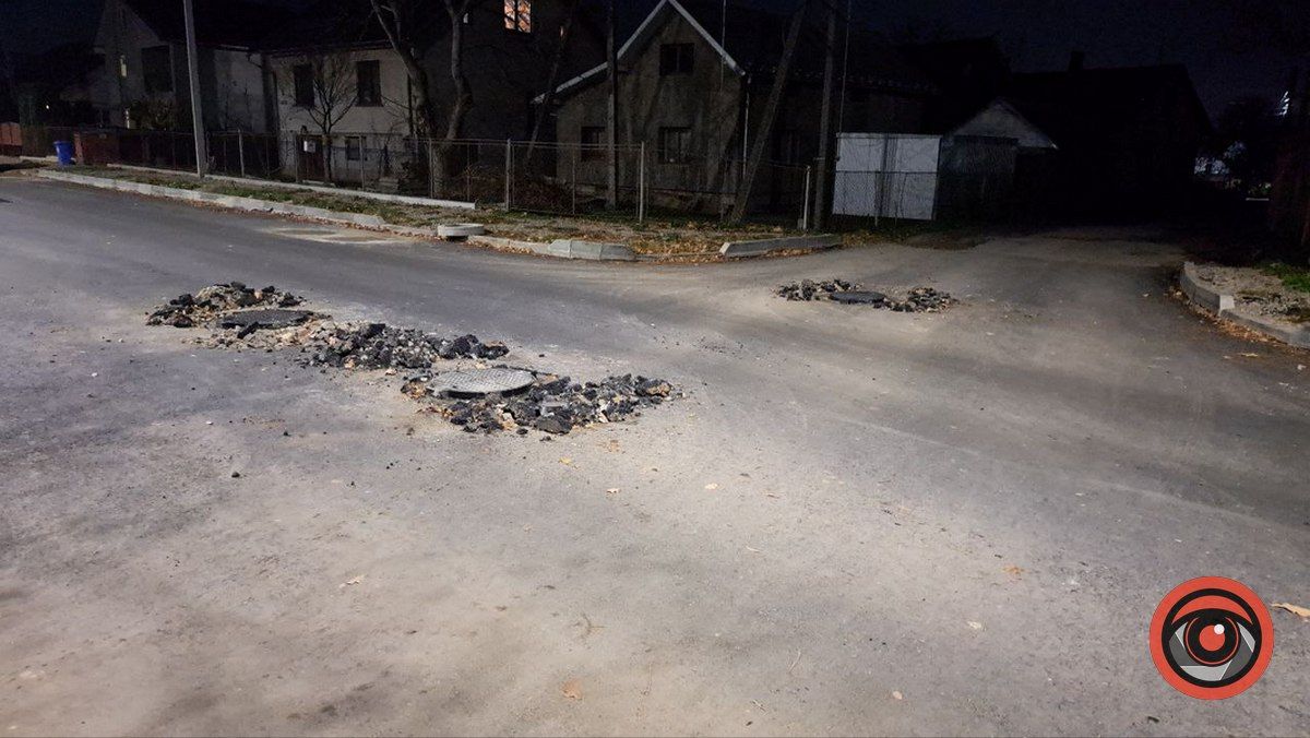 Водіям варто бути обережними, рухаючись по вул. Старицького 2