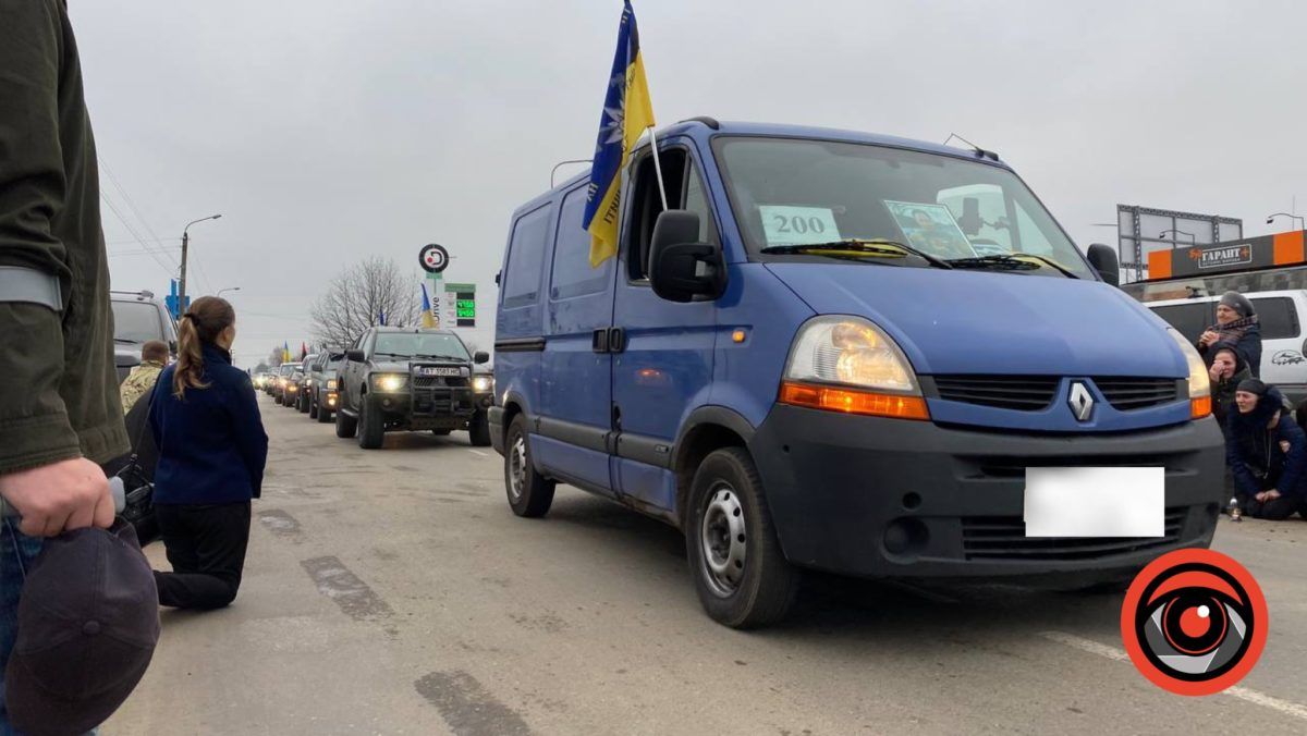 Коломияни навколішки зустріли загиблого Героя Андрія Сенюка 3