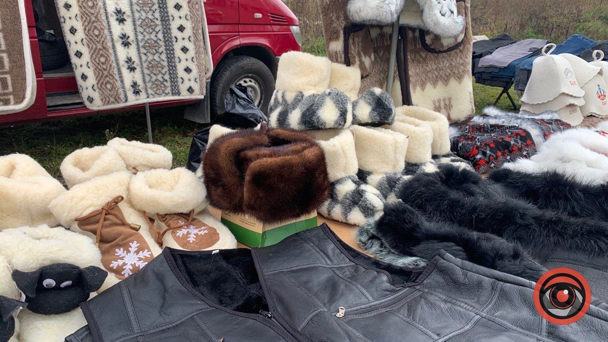 Норкова шєпка, кальоші та пиріжки з лівером | Що пропонують на базарі у Печеніжині 3