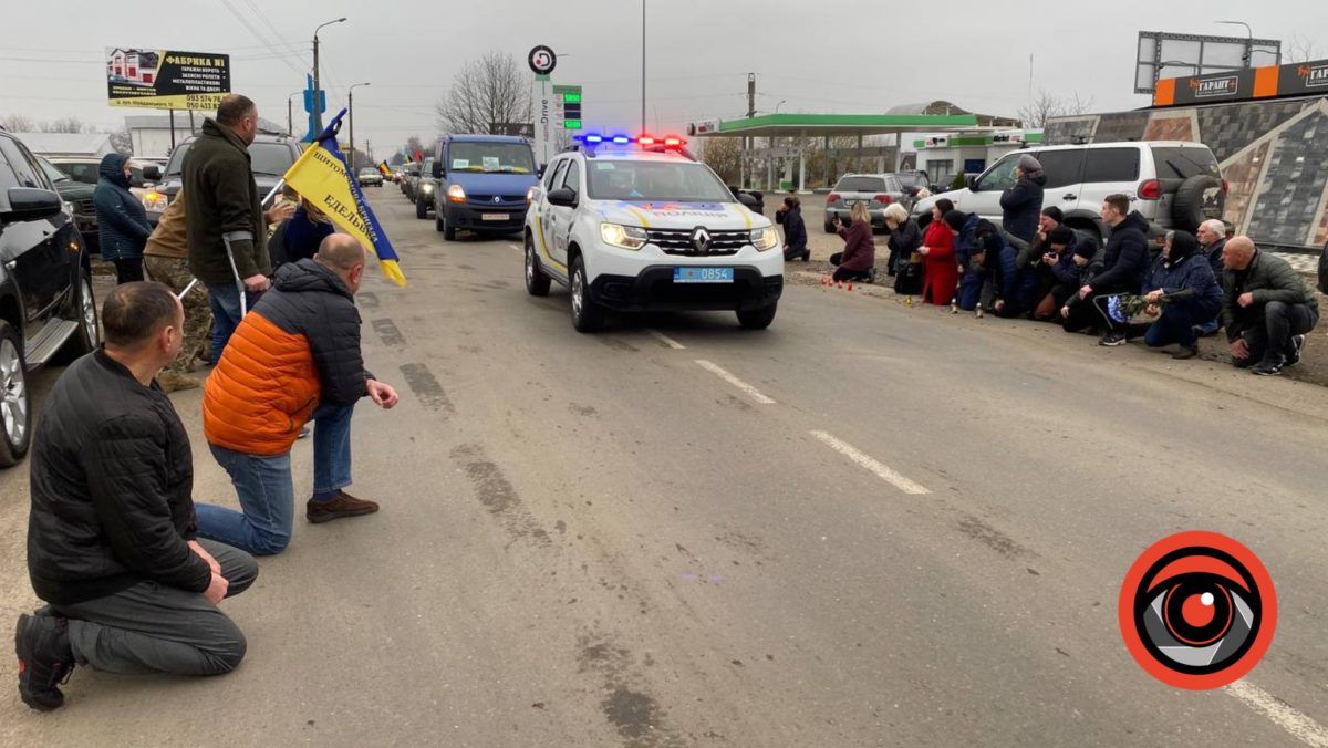 Коломияни навколішки зустріли загиблого Героя Андрія Сенюка 2
