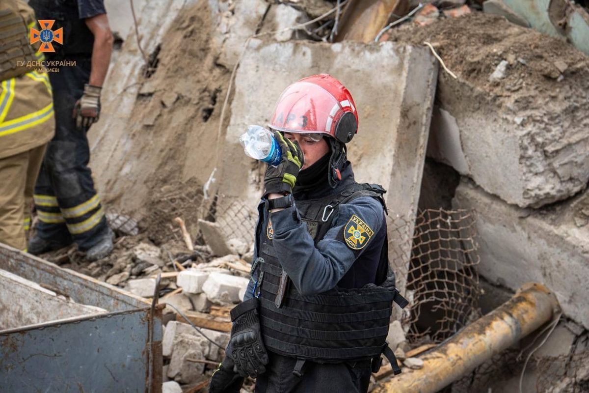 Герой у 22: Рятувальник з Надвірнянщини працює на місці падіння ракет 3