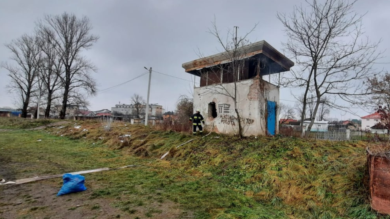В Коломиї у недіючій будівлі загорілось сміття