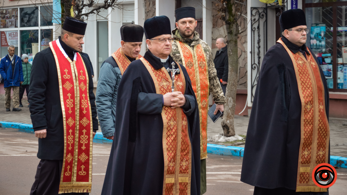 Коломия попрощалася з Героєм Олегом Анатійчуком 13