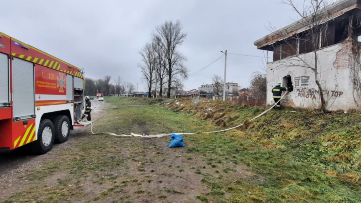 В Коломиї у недіючій будівлі загорілось сміття 1
