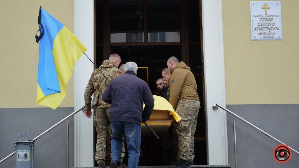 Коломия попрощалася із загиблим Героєм Ігорем Калином 12