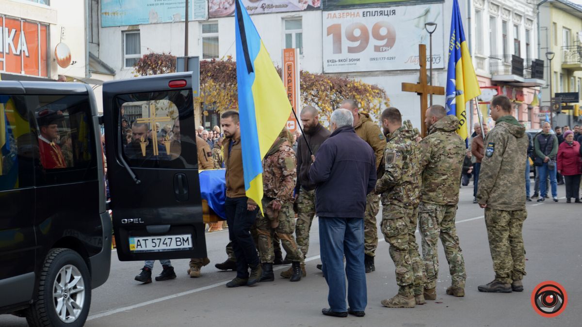 Коломия попрощалася із загиблим Героєм Ігорем Калином 25