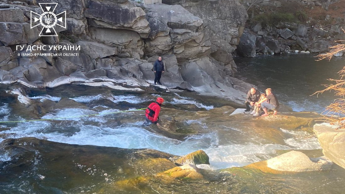 У Яремче рятували дитину та двох чоловіків з Прута 1