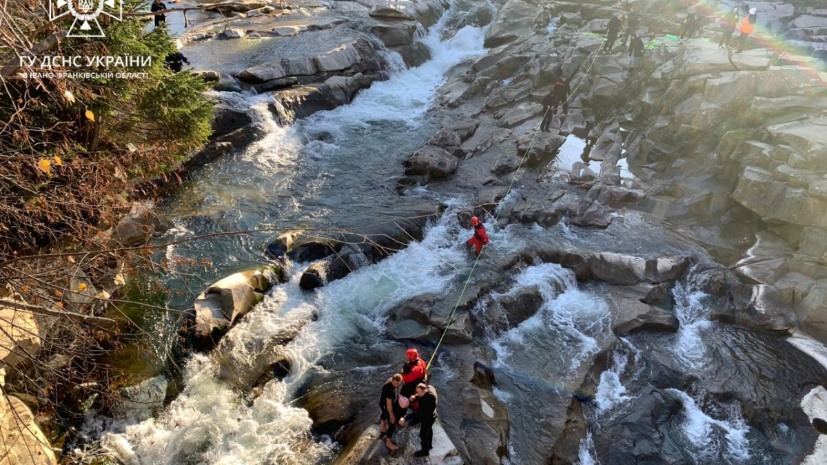 У Яремче рятували дитину та двох чоловіків з Прута 2