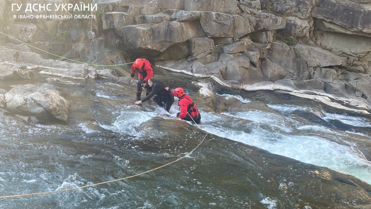 У Яремче рятували дитину та двох чоловіків з Прута 3