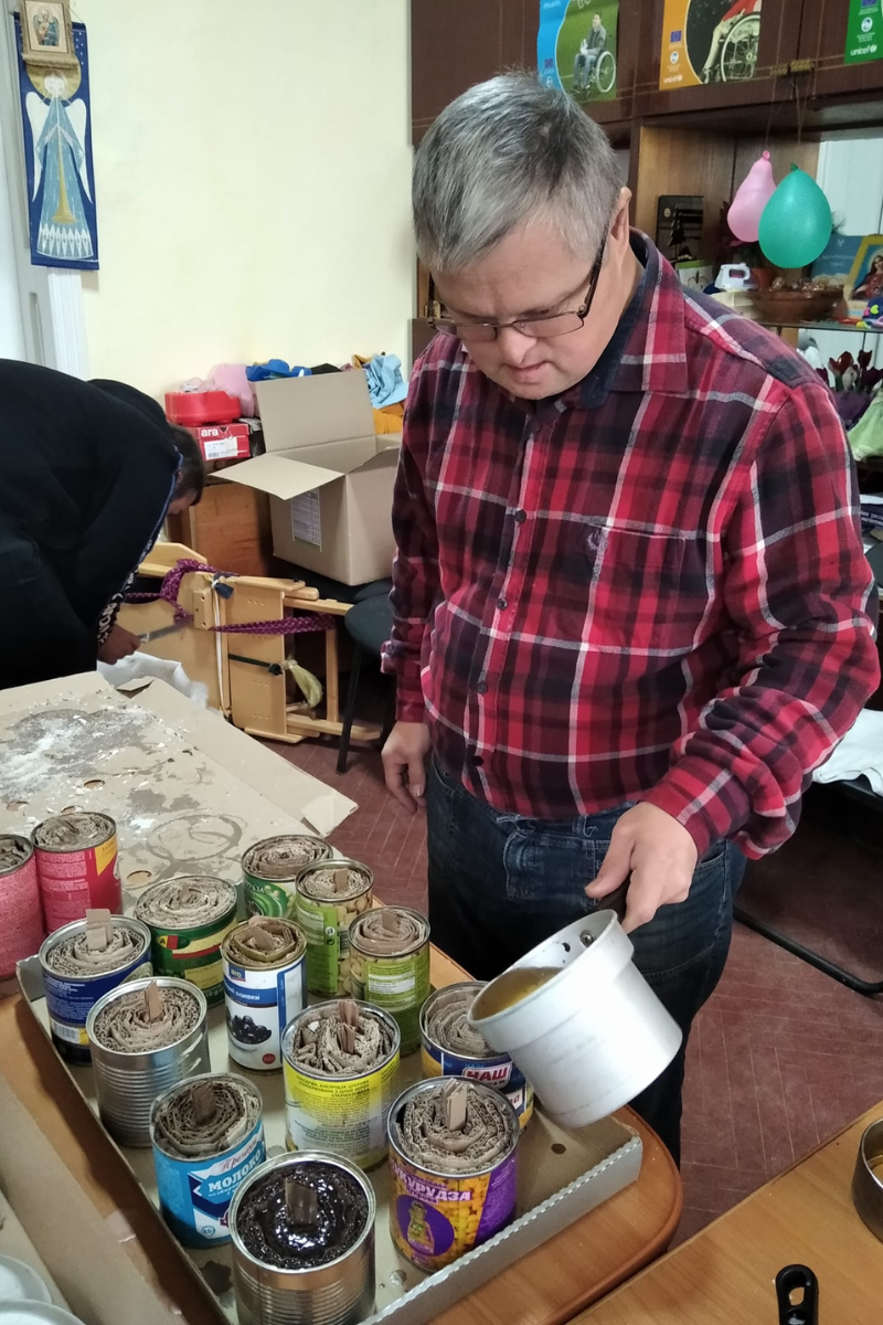 Благодійна організація "Крокус" виготовляє окопні свічки для захисників 7