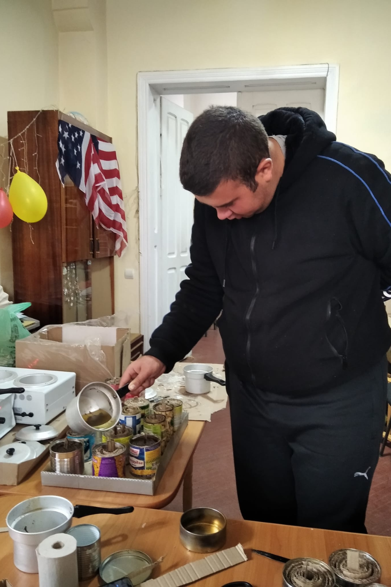 Благодійна організація "Крокус" виготовляє окопні свічки для захисників 6