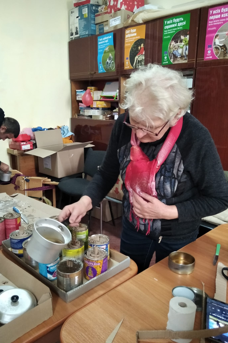 Благодійна організація "Крокус" виготовляє окопні свічки для захисників 5