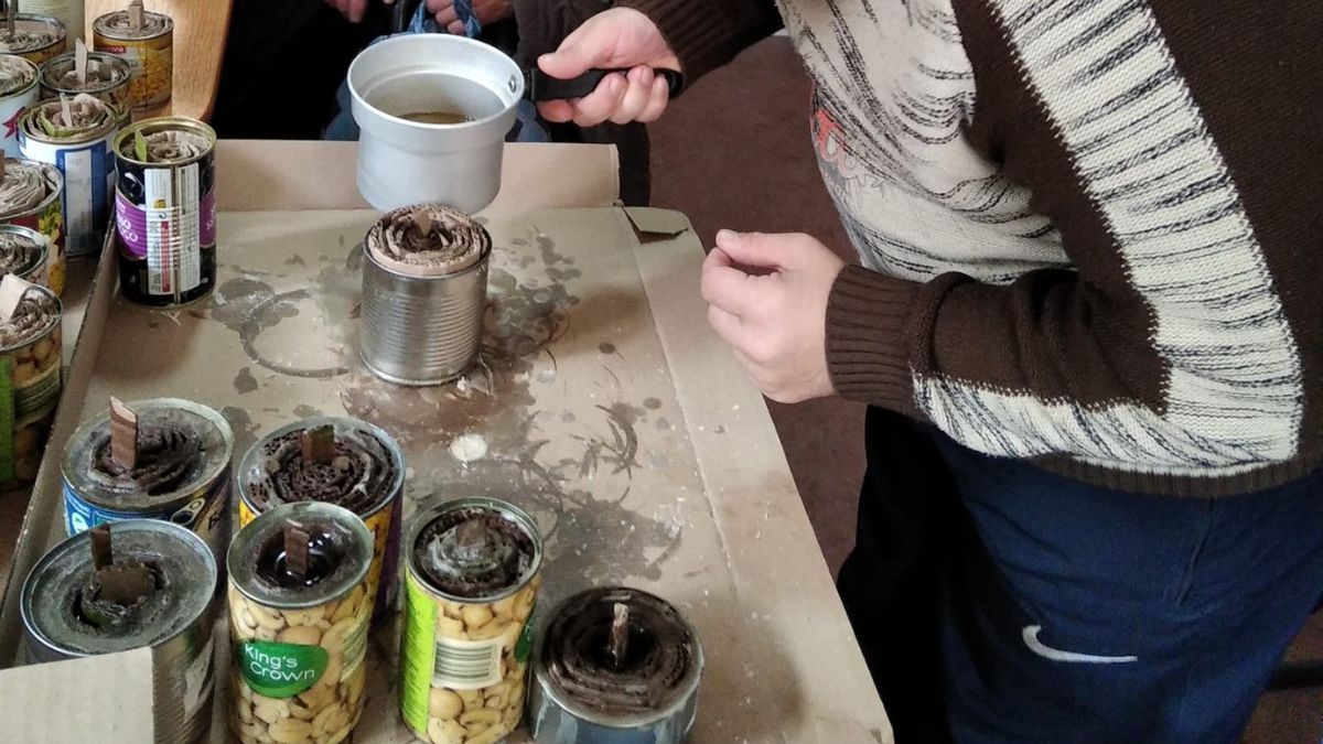 Благодійна організація "Крокус" виготовляє окопні свічки для захисників 1