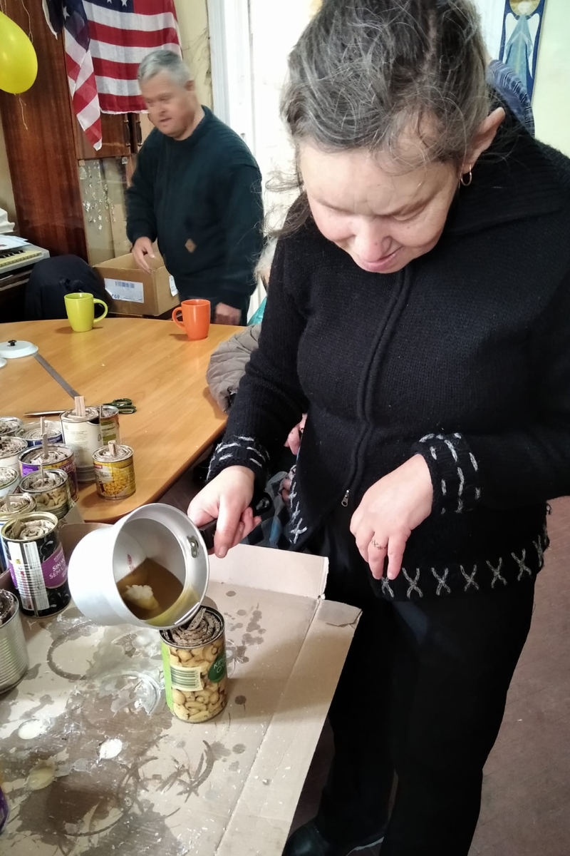 Благодійна організація "Крокус" виготовляє окопні свічки для захисників 2