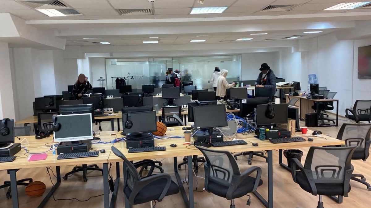 На Прикарпатті викрили групу шахраїв, яка привласнила гроші сотень тисяч осіб по всьому світу 1