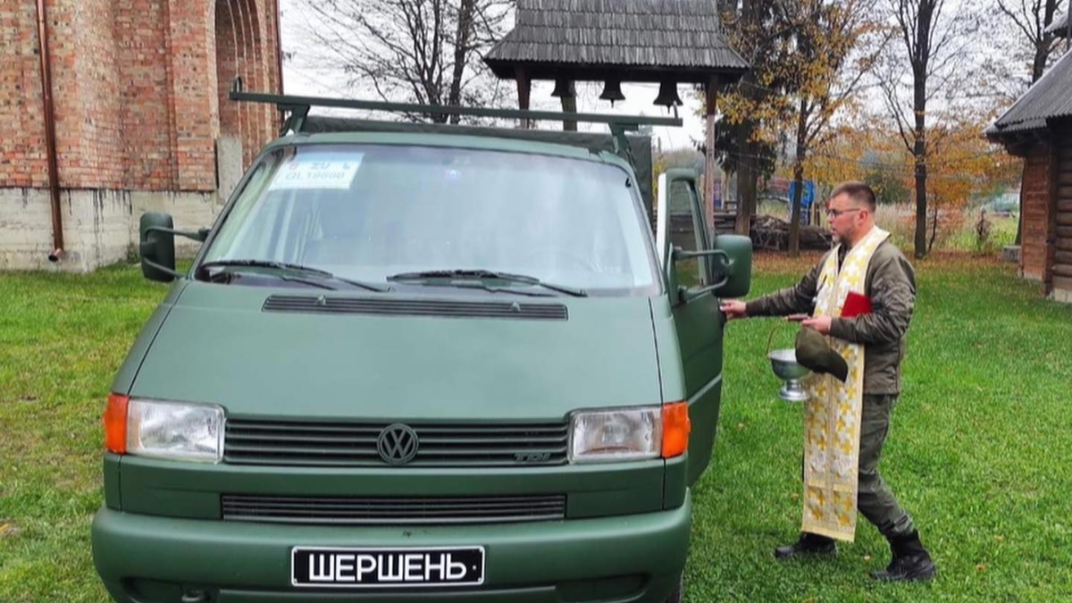 Громада Нижнього Вербіжа передала на фронт автомобіль та подарунки для захисників 4