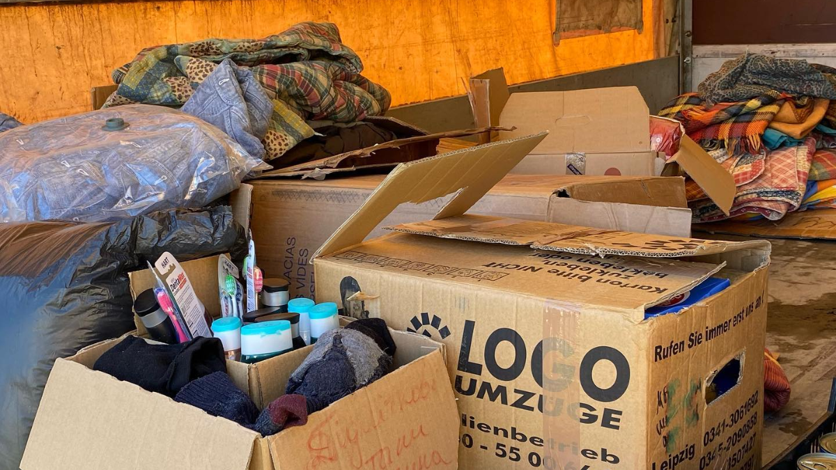 Громада Нижнього Вербіжа передала на фронт автомобіль та подарунки для захисників 3