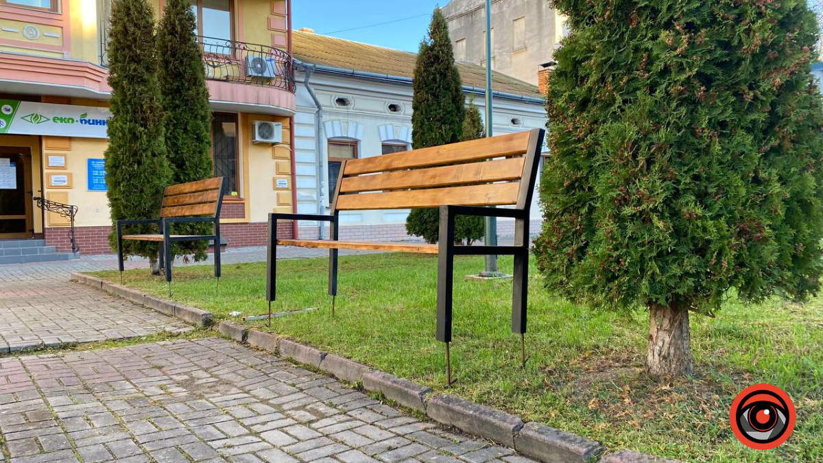 Неподалік Коломийського драмтеатру встановлюють нові лавки 1