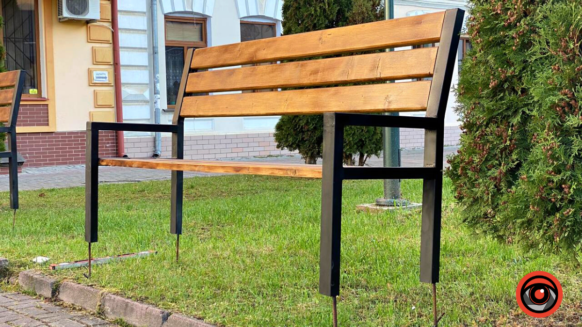 Неподалік Коломийського драмтеатру встановлюють нові лавки 3