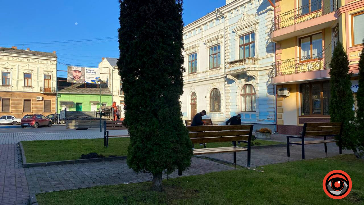 Неподалік Коломийського драмтеатру встановлюють нові лавки 2
