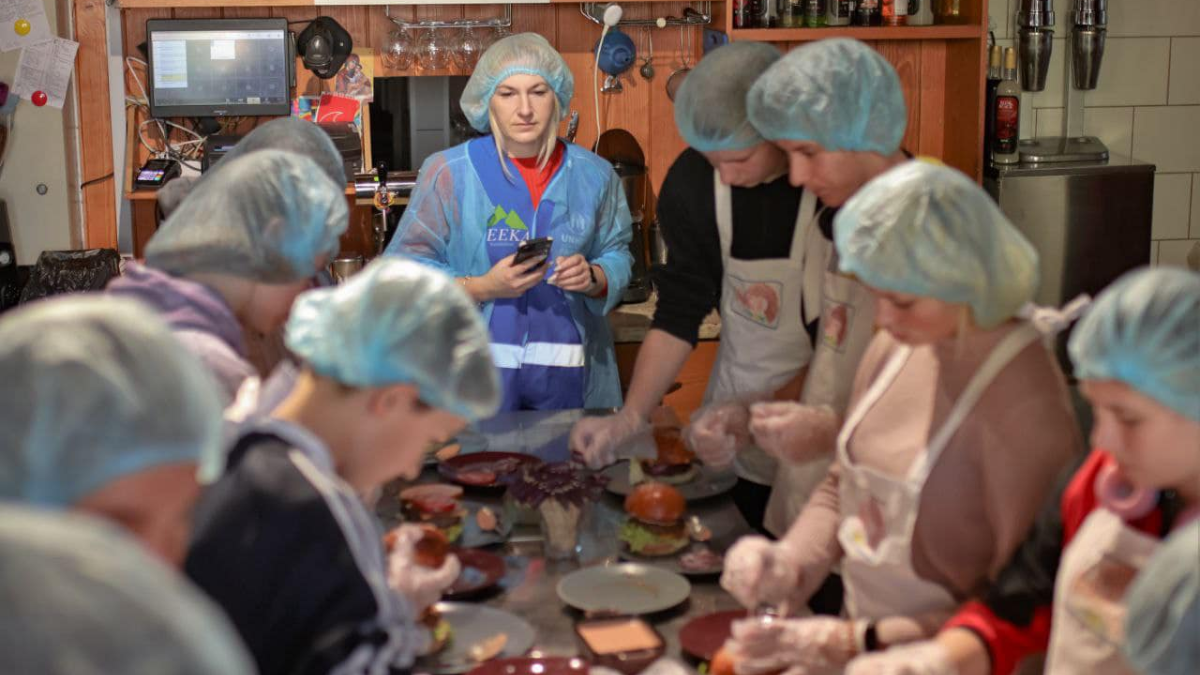 У Коломиї діти вчилися готувати бургери 1