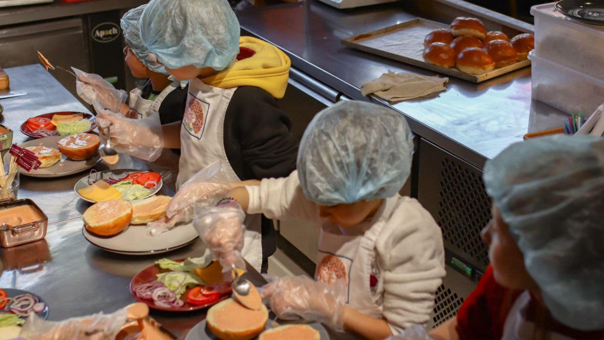 У Коломиї діти вчилися готувати бургери 3