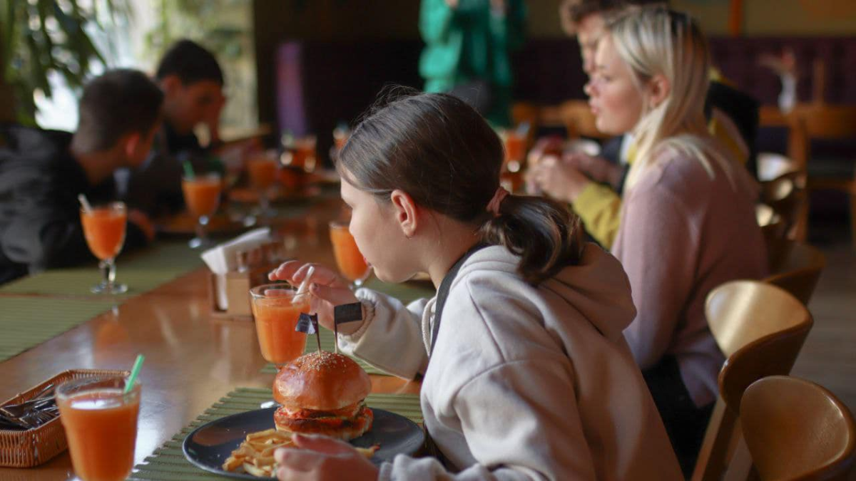 У Коломиї діти вчилися готувати бургери 6