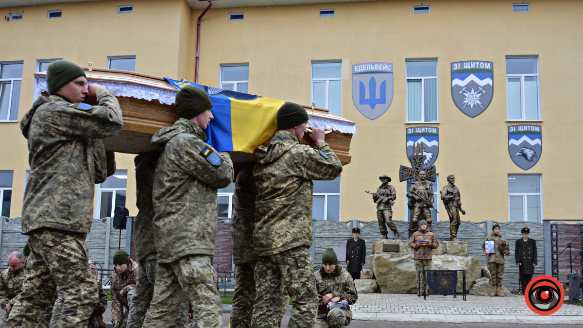 Коломия попрощалася із загиблим Героєм Андрієм Сенюком 17