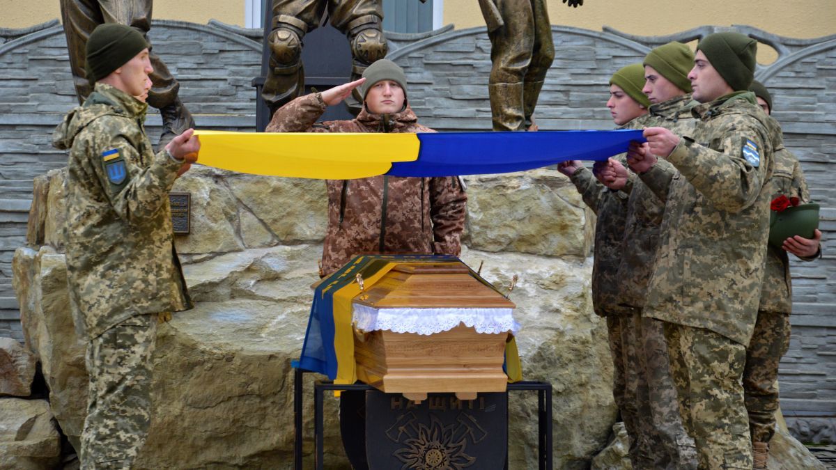 Коломия попрощалася із загиблим Героєм Андрієм Сенюком 16