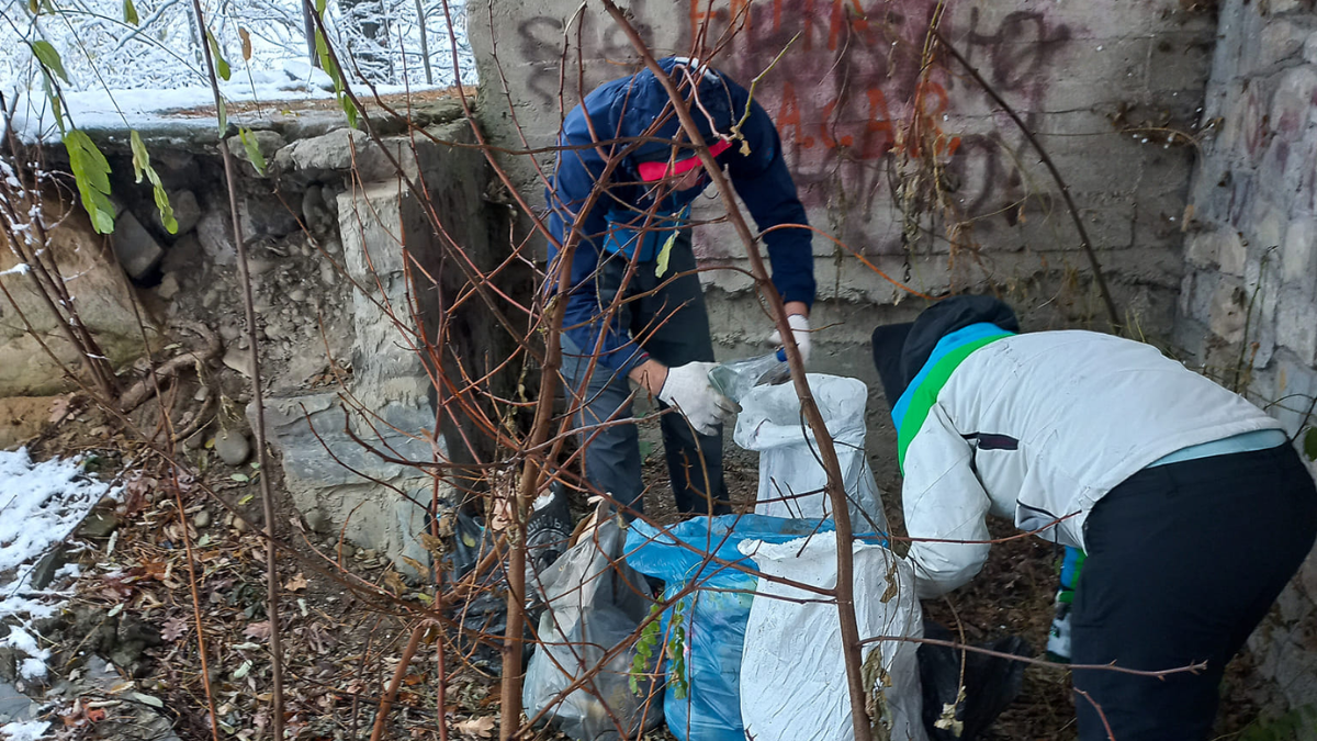 Волонтери займаються сміттєвим альпінізмом у Косові 9