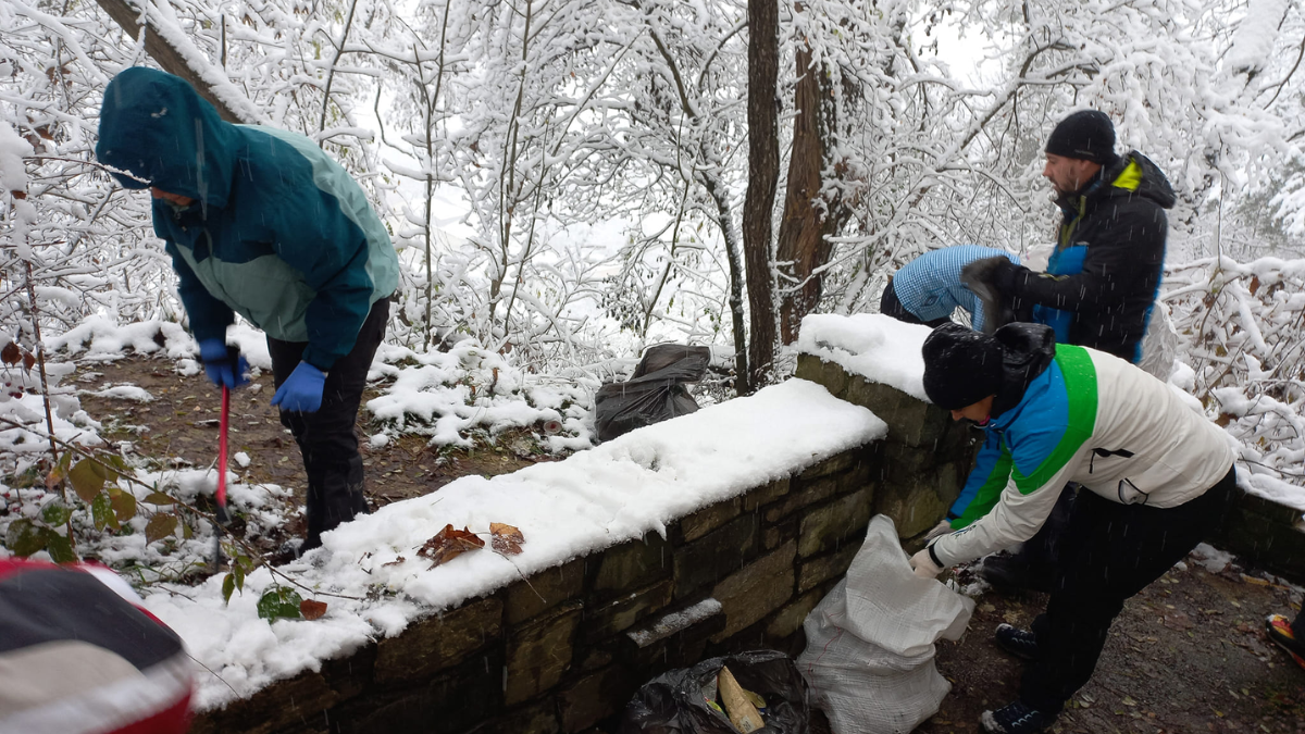 Волонтери займаються сміттєвим альпінізмом у Косові 8