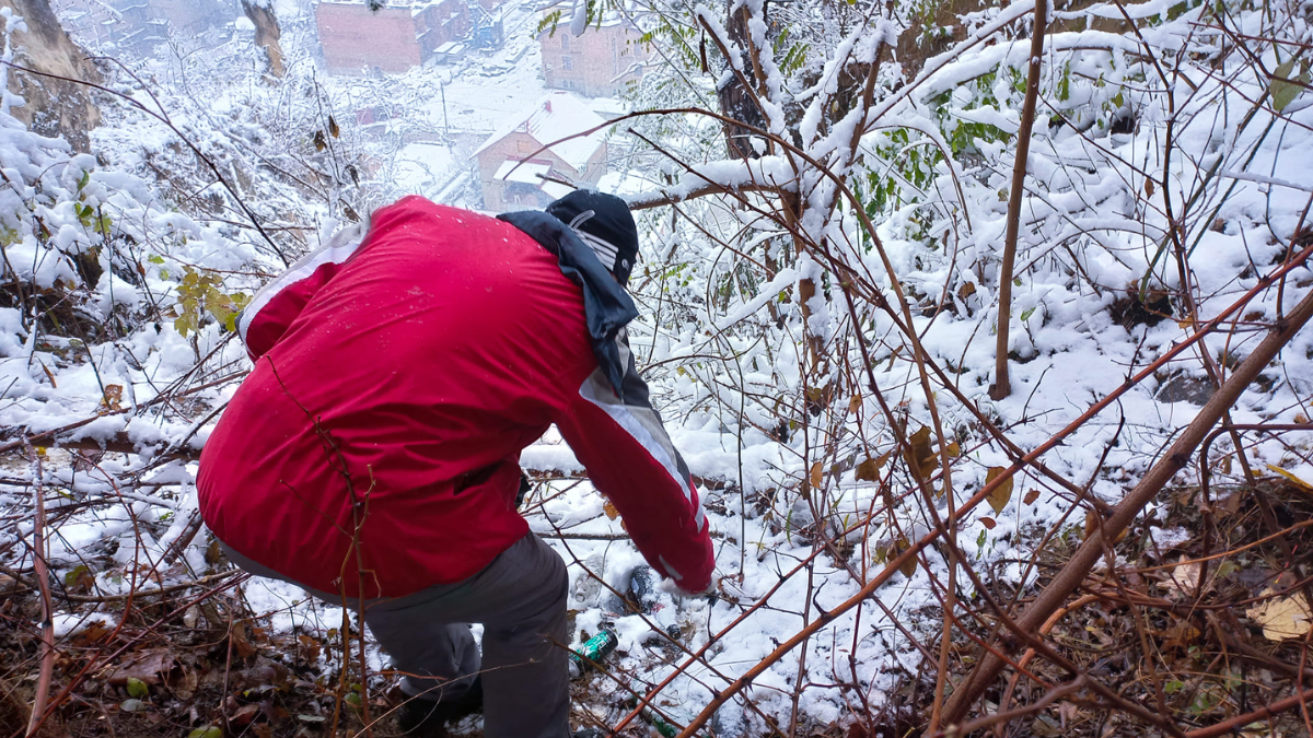Волонтери займаються сміттєвим альпінізмом у Косові 7