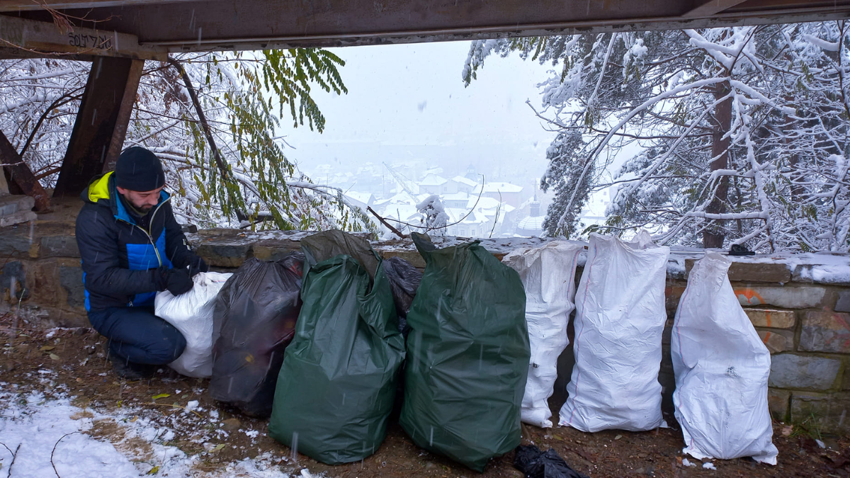 Волонтери займаються сміттєвим альпінізмом у Косові 6