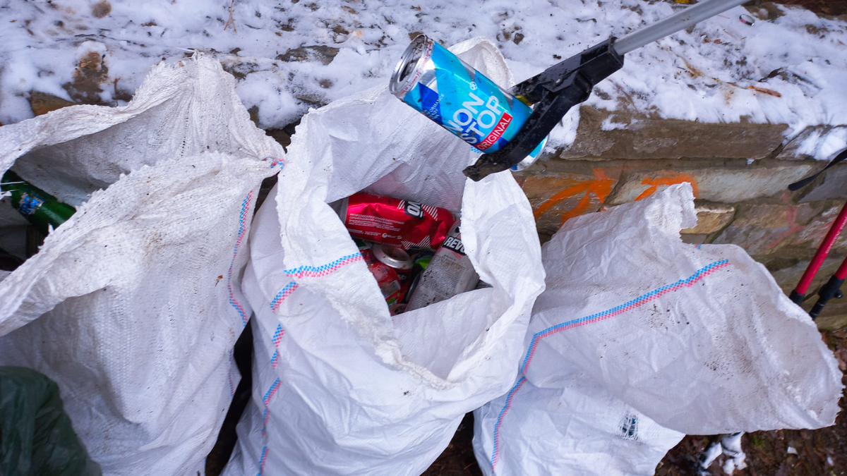 Волонтери займаються сміттєвим альпінізмом у Косові 3