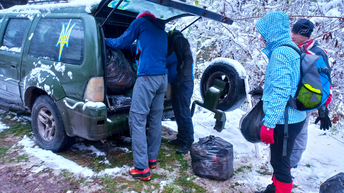 Волонтери займаються сміттєвим альпінізмом у Косові 1